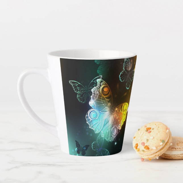 Tasse Latte Papillon lumineux et papillons de nuit (En situation)