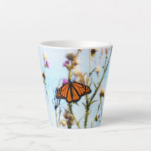 Tasse Latte Papillon Monarque sur le chardon violet Bush