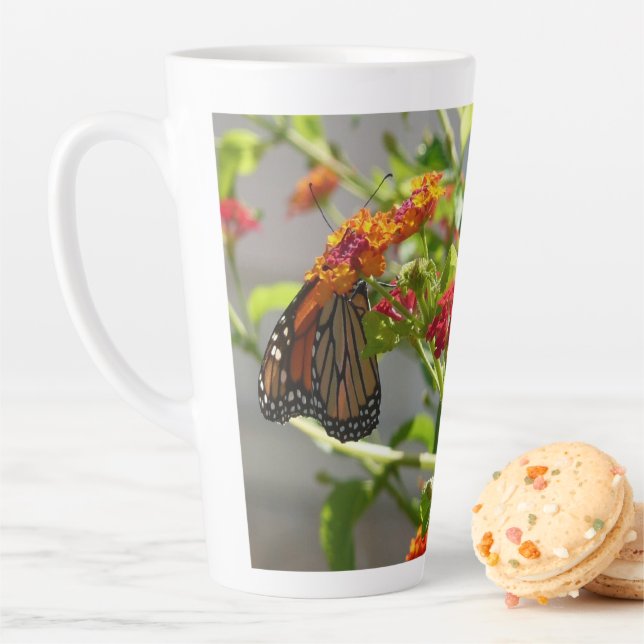 Tasse Latte Papillon Monarque sur un Buddleia Rouge (En situation)
