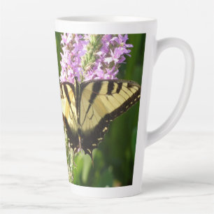 Tasse Latte Papillon Swallowtail sur Fleurs sauvages pourpres