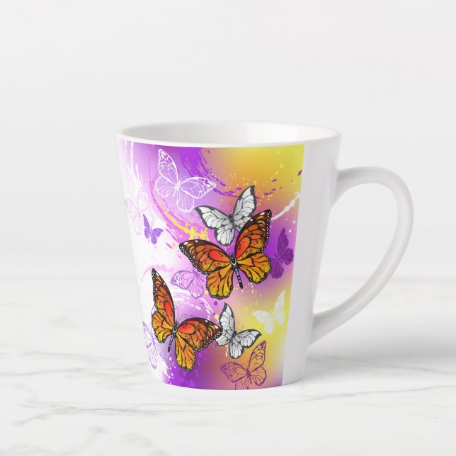 Tasse Latte Papillons Monarque sur Arrière - plan pourpre (Droite)