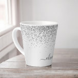 Tasse Latte Parties scintillant d'argent étincelle métal Nom d<br><div class="desc">Argent Faux Foil Parties scintillant à étincelles métalliques brossé Monogramme en métal Nom Tasse de café en latte. Cela rend le cadeau parfait pour 16 ans,  mariage,  douche nuptiale,  anniversaire,  baby shower ou bachelorette pour quelqu'un qui aime le luxe glam et les styles chic.</div>