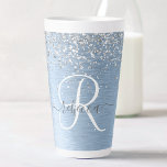 Tasse Latte Parties scintillant en argent brossé bleu Nom du m<br><div class="desc">Personnalisez facilement ce design chic et branché en latte avec une jolie parties scintillant brillante en argent sur un arrière - plan métallique brossé bleu.</div>