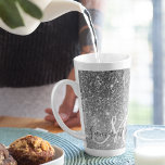 Tasse Latte Parties scintillant gris moderne éclabousser Nom p<br><div class="desc">Présentant l'exquise Parties scintillant moderne gris avec produit Nom personnalisé, une combinaison étonnante de design contemporain et d'élégance personnalisée. Ce produit présente une toile de fond captivante dans une teinte moderne de gris, exubérant sophistication et style. La couleur sobre mais chic ouvre la voie à l'étincelle fascinante de la parties...</div>