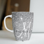 Tasse Latte Parties scintillant gris moderne éclabousser Nom p<br><div class="desc">Présentant l'exquise Parties scintillant moderne gris avec produit Nom personnalisé, une combinaison étonnante de design contemporain et d'élégance personnalisée. Ce produit présente une toile de fond captivante dans une teinte moderne de gris, exubérant sophistication et style. La couleur sobre mais chic ouvre la voie à l'étincelle fascinante de la parties...</div>