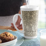 Tasse Latte Parties scintillant Or moderne étincelles Nom pers<br><div class="desc">Introducing our Modern Gold Glitter Sparkles Personalized Name collection, where élégance meets customization. Step into a world of shimmering beauty with our exquisite range of products, designed to add a touch of luxury to your everyday life. Our collection showcases the captivating allure of moderne gold glitter sparkles, creating a dazzling...</div>