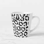 Tasse Latte Patteries du Black White Leopard animal<br><div class="desc">Cette motif poster de animal moderne et élégante conviendra parfaitement à la mode branchée et chic. Il présente un imprimé de guépard léopard noir et blanc dessiné à la main. C'est élégant, chic, simple et tendance. ***REMARQUE IMPORTANTE DE CONCEPTION : Pour toute demande de conception personnalisée comme les demandes de...</div>