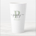 Tasse Latte Pavot Élégant Script Monogramme Vert Argent<br><div class="desc">Tasse en latte pour un nouveau pavot ou un père bien établi, que vous pouvez personnaliser avec la date où ils sont devenus un père. Ce design minimaliste branché présente une palette subtile de couleurs vert argenté, noir et blanc. Il a un monogramme de pavot, avec la lettre initiale P...</div>