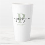 Tasse Latte Pavot Élégant Script Monogramme Vert Argent<br><div class="desc">Tasse en latte pour un nouveau pavot ou un père bien établi, que vous pouvez personnaliser avec la date où ils sont devenus un père. Ce design minimaliste branché présente une palette subtile de couleurs vert argenté, noir et blanc. Il a un monogramme de pavot, avec la lettre initiale P...</div>
