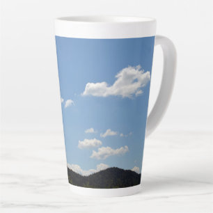 Tasse Latte Paysage avec collines vertes, arbres et nuages
