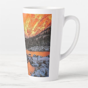 Tasse Latte Paysage de montagne majestueux au coucher du solei