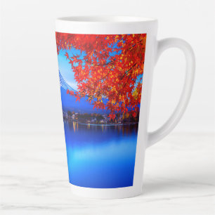 Tasse Latte Paysage naturel avec Arrière - plan bleu-20230