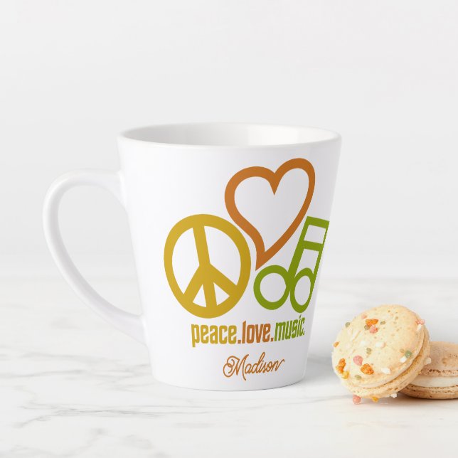 Tasse Latte Peace Love Music nom personnalisé (En situation)