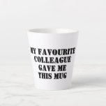 Tasse Latte Personnalisé Funny Collègue cadeau secret Père Noë<br><div class="desc">Drôle Citation personnalisée Mug avec "Mon collègue favori m'a donné cette Mug" disant pour collègue de bureau, cadeau d'anniversaire, Père Noël secret, Noël, en laissant un cadeau ou pour un ami proche. Cela apportera sûrement un peu d'humour et de rire. Convient aux hommes, aux femmes ou à tout collègue de...</div>