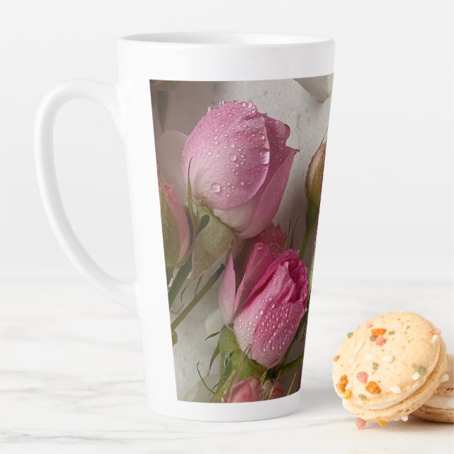 Tasse Latte Pétales en perles Fleurs roses scintillant dans la (En situation)