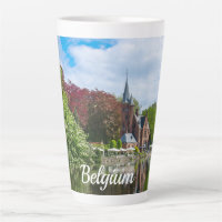 Petit château près du lac à Bruges, Belgique