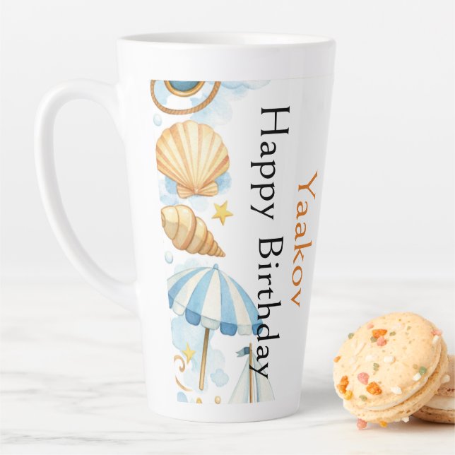 Tasse Latte Petit explorateur côtier 4e anniversaire pour garç (En situation)