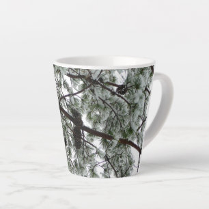Tasse Latte Photo hivernale sous le pin couvert de neige