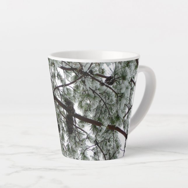 Tasse Latte Photo hivernale sous le pin couvert de neige (Angle droit)