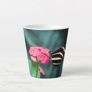 Tasse Latte Photographie de papillon sur fleur rose