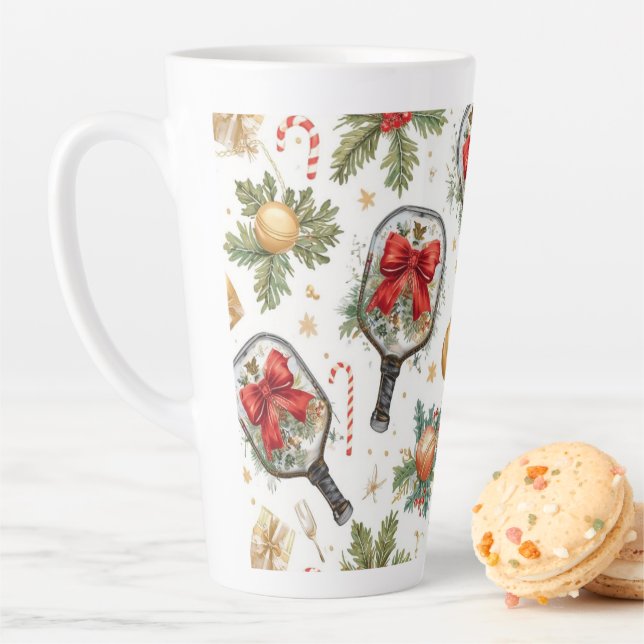 Tasse Latte Pickleball thème de Noël avec une raquette  (En situation)