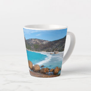 Tasse Latte Plage idyllique dans une baie isolée