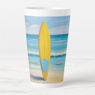 Tasse Latte Planche de surf bleue et jaune sur la plage