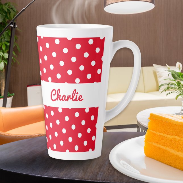 Tasse Latte Polka Dot Retro Rouge Blanc Personnalisé (A pretty red and white latte mug, with polka dots pattern personalized with a name in elegant script)