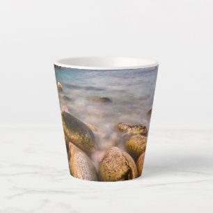 Tasse Latte Porth Nanven est une crique rocheuse près de Land'