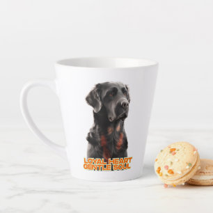Tasse Latte Portrait de chien noir élégant - Art réaliste pour