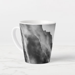 Tasse Latte Poser sur les rochers