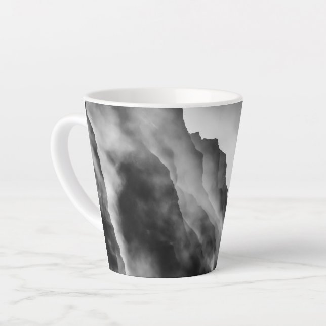 Tasse Latte Poser sur les rochers (Angle gauche)