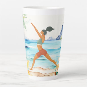 Tasse Latte Position de yoga au bord de la plage
