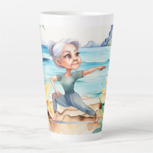 Tasse Latte Position de yoga au bord de la plage