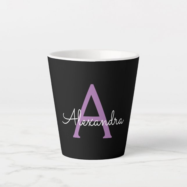 Tasse Latte Purple Black Script Girl Nom du monogramme (Devant)
