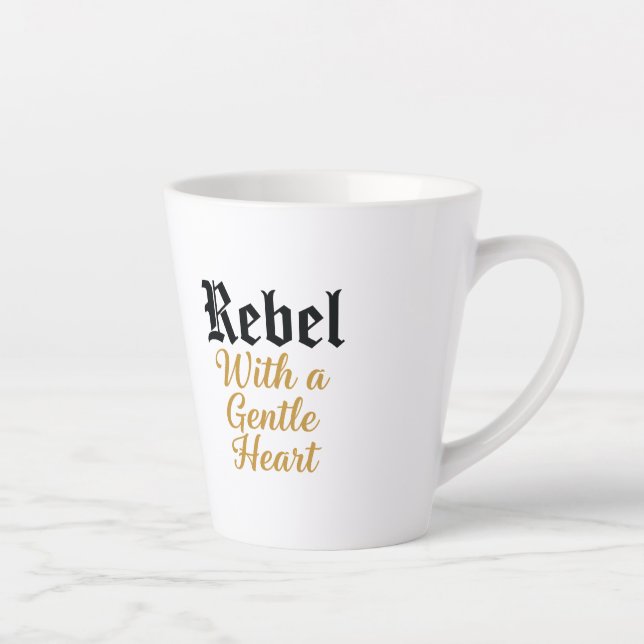 Tasse Latte Rebel avec une conception douce de la typographie  (Droite)