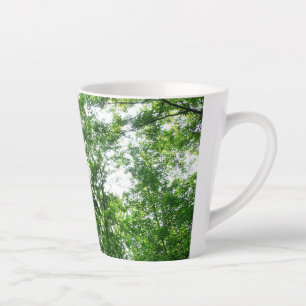 Tasse Latte Regard sur les arbres d'été