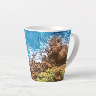 Tasse Latte Roches dans la mer, vue d'en haut 1