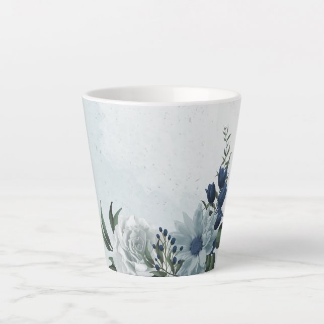 Tasse Latte romantique blanc poussiéreux et bleu marine floral (Devant)