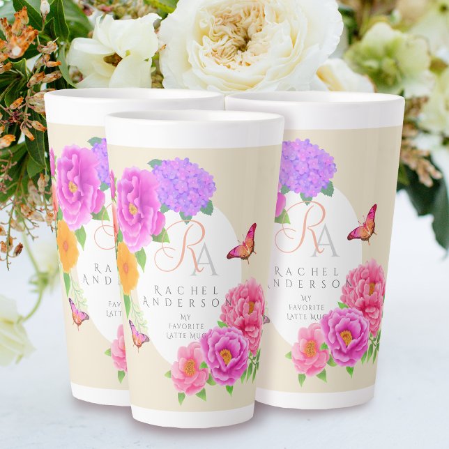 Tasse Latte Romantique Monogramme Peonies Jardin Beige (Romantic Peonies Garden Monogram Beige Latte Mug.)