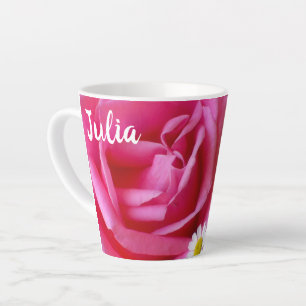 Tasse Latte Rose rose chaud et marguerites blanches Photo