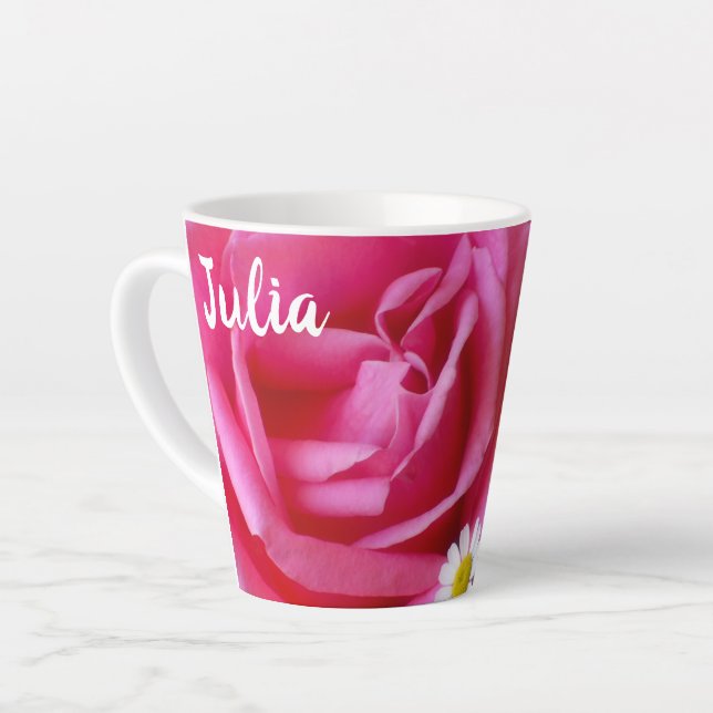 Tasse Latte Rose rose chaud et marguerites blanches Photo (Angle gauche)