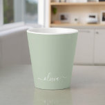 Tasse Latte Sage Green Minimaliste Moderne Monogramme Élégant<br><div class="desc">Découvrez notre collection moderne minimaliste de monogramme Sage Green : Élégez votre esthétique avec une sophistication sereine et une élégance intemporelle. Notre collection présente des designs minimalistes dans une teinte verte sage et tranquille, complétés par des monogrammes raffinés adaptés à votre style personnel. De la papeterie polie aux accessoires polyvalents,...</div>