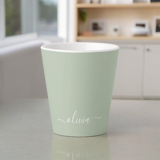 Tasse Latte Sage Green Minimaliste Moderne Monogramme Élégant (Créateur téléchargé)
