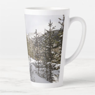 Tasse Latte Scene hivernale de montagne neige au Montana