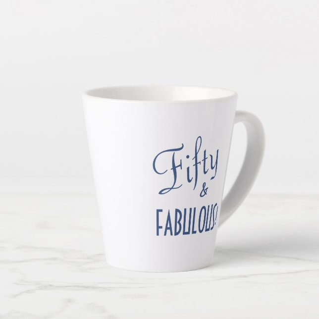 Tasse Latte Script bleu chic Cinquante et FABULEUX! Anniversai (Angle droit)