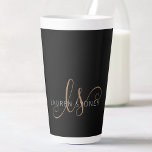 Tasse Latte Script féminin Black Gold moderne Monogramme<br><div class="desc">Script Feminine Noir Moderne Monogrammé Latte Mug. Personnalisez facilement cette tasse en latte moderne et élégante avec votre monogramme et votre nom personnalisés.</div>
