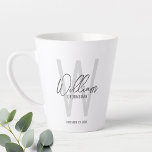 Tasse Latte Script moderne Salons personnalisés<br><div class="desc">Monogramme et cadeaux de nom minimaliste moderne Personnalisé Ce design présente un nom personnalisé en gris moderne écriture de script style de police et monogramme en gris clair moderne sans serif style de police comme arrière - plan, avec des détails mariages en gris moderne sans serif style de police, sur...</div>
