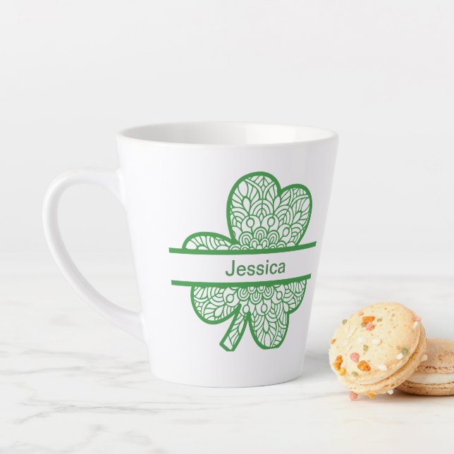 Tasse Latte Shamrock vert de la Saint-Patrick personnalisé (En situation)