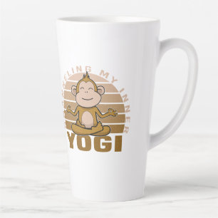 Tasse Latte Singe mignon drôle faisant du yoga. poses de yoga